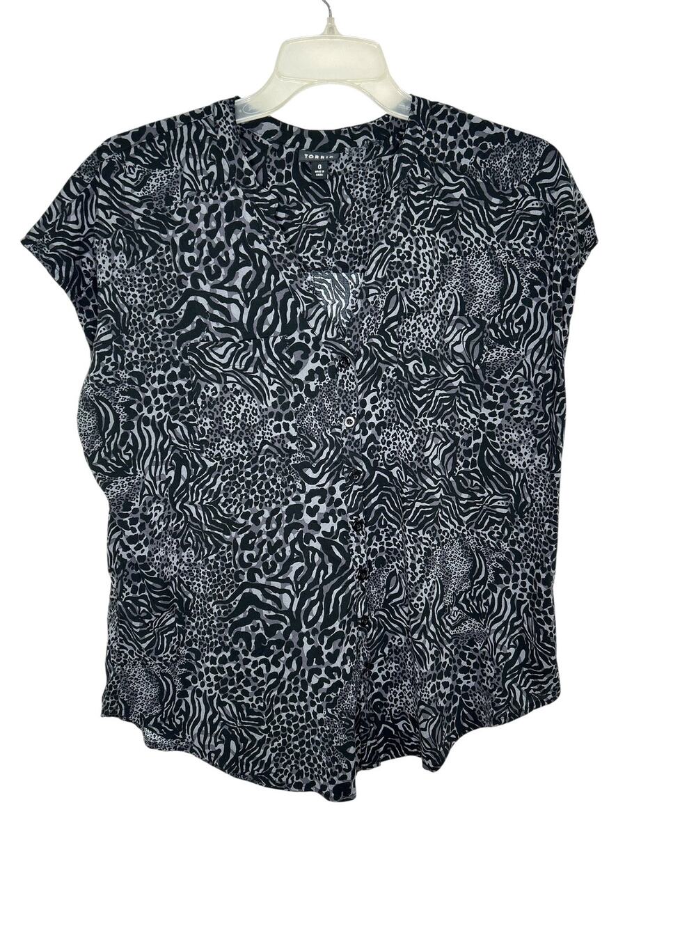 Torrid Black Gray Animal Print Chest Pockets V-Neck Button Up Rayon Blouse Sz 0